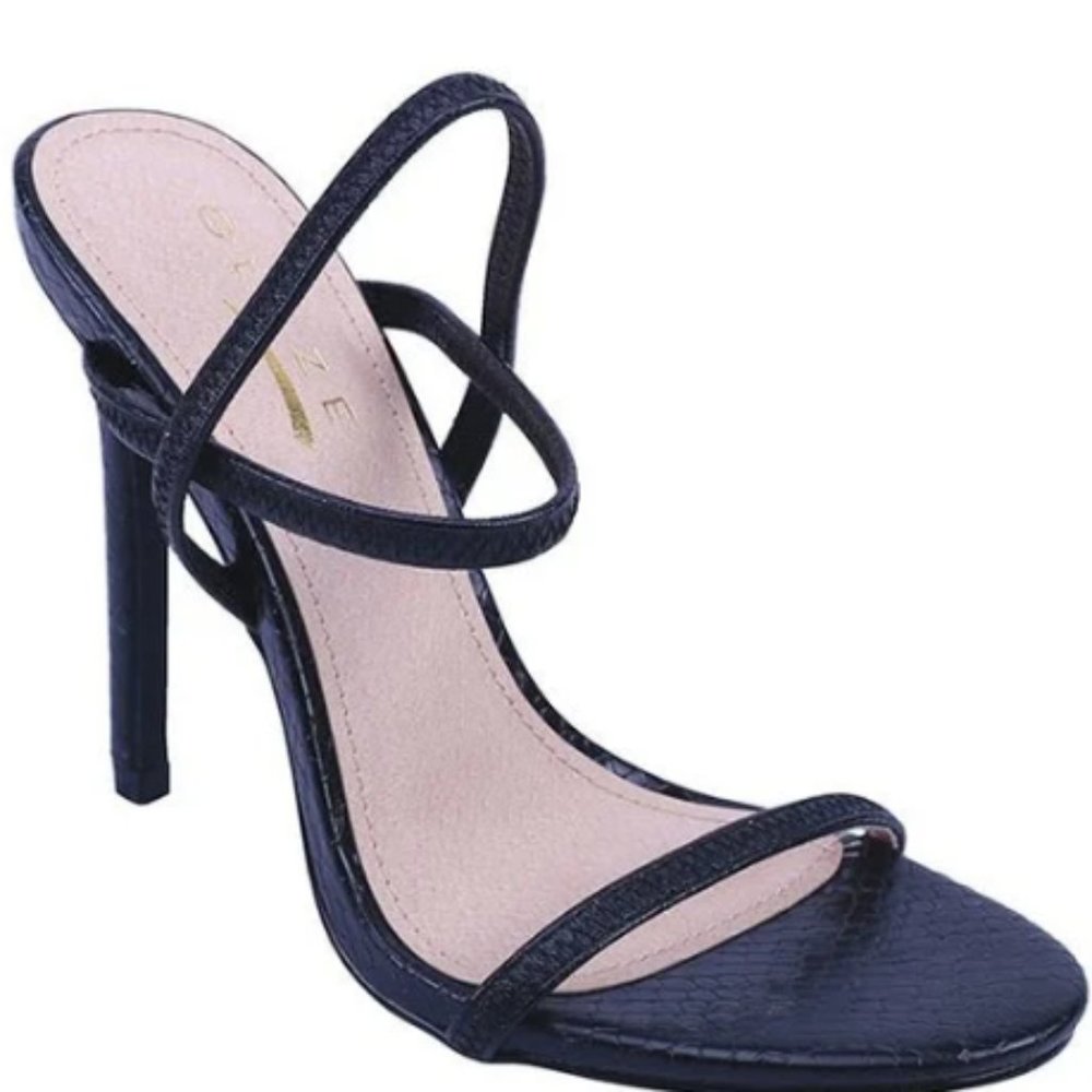 🚚 NIB Black Simple Heels